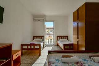 Гостевой дом Rooms and Apartments Oregon Будва Номер-студио с террасой-5