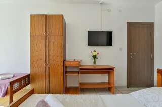 Гостевой дом Rooms and Apartments Oregon Будва Номер-студио с террасой-11