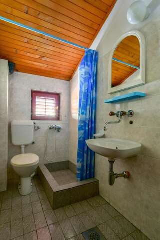 Гостевой дом Rooms and Apartments Oregon Будва Четырехместный номер "Комфорт"-4