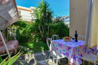 Гостевой дом Rooms and Apartments Oregon Будва Апартаменты с видом на сад-9