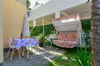 Гостевой дом Rooms and Apartments Oregon Будва Апартаменты с видом на сад-10