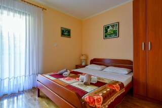 Гостевой дом Rooms and Apartments Oregon Будва Апартаменты с видом на сад-11