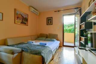 Гостевой дом Rooms and Apartments Oregon Будва Апартаменты с видом на сад-14