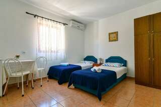 Гостевой дом Rooms and Apartments Oregon Будва Двухместный номер с 1 кроватью или 2 отдельными кроватями-3