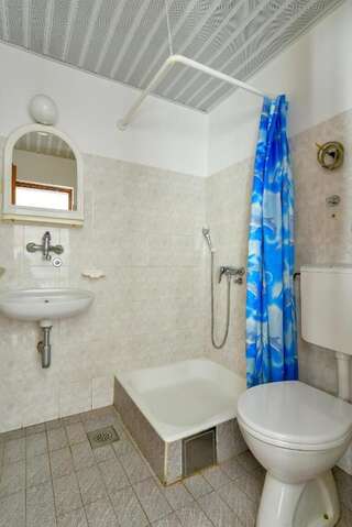 Гостевой дом Rooms and Apartments Oregon Будва Двухместный номер с 1 кроватью или 2 отдельными кроватями-5