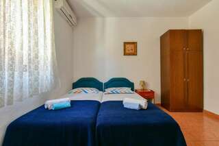 Гостевой дом Rooms and Apartments Oregon Будва Двухместный номер с 1 кроватью или 2 отдельными кроватями-11