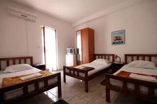 Гостевой дом Rooms and Apartments Oregon Будва Трехместный номер-18