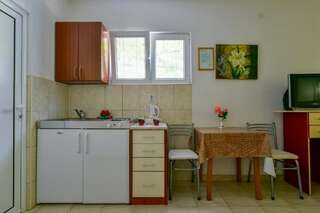 Гостевой дом Rooms and Apartments Oregon Будва Номер-студио с террасой-3