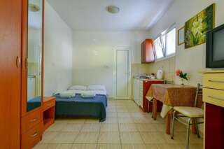 Гостевой дом Rooms and Apartments Oregon Будва Номер-студио с террасой-4